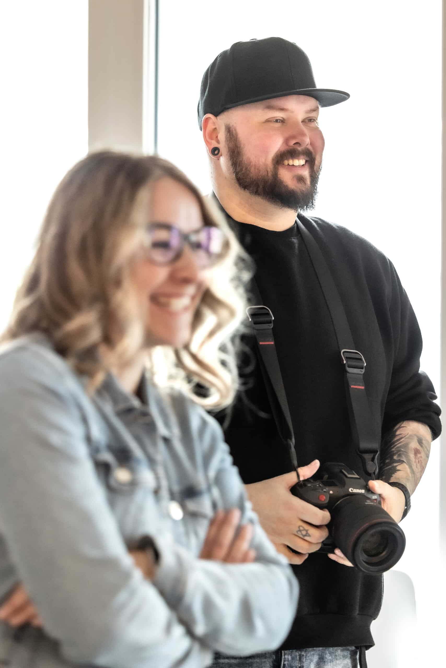 Recruiting - Diana und Stefan lachen