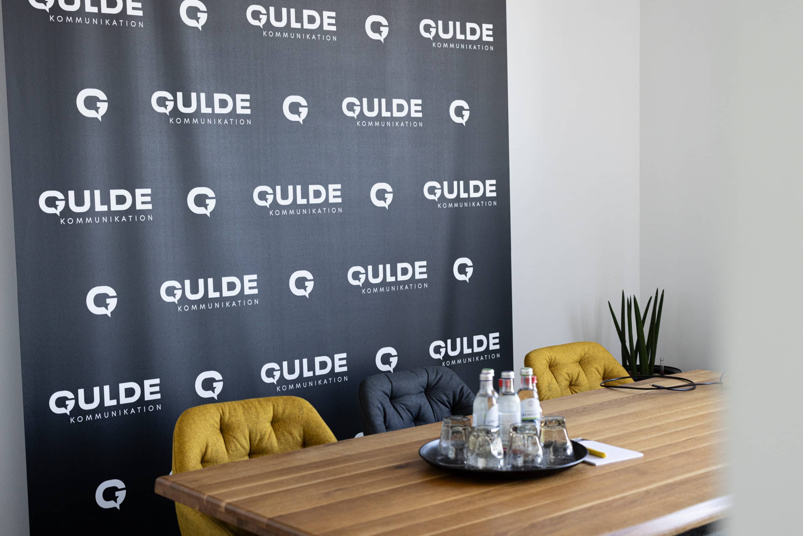 SEO Agentur Hechingen - Bild von Stühlen vor Gulde Wand
